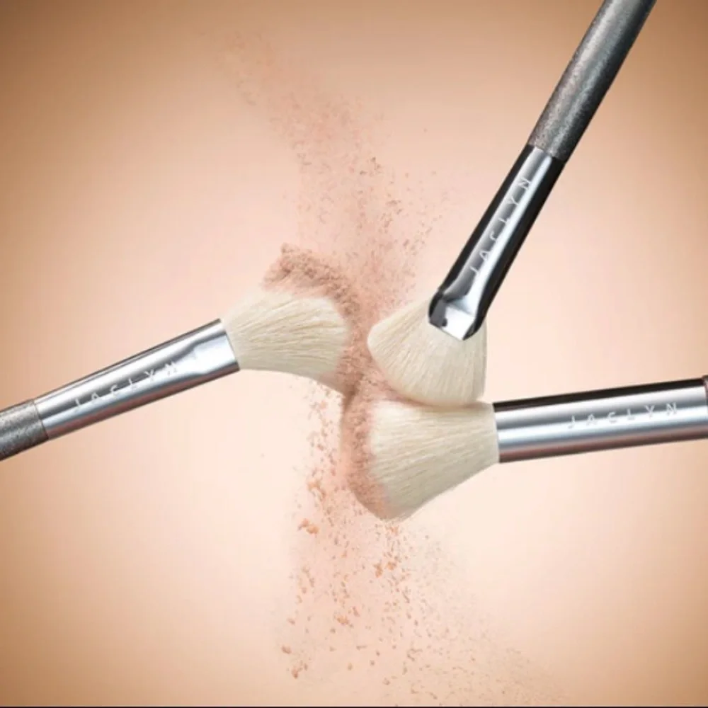 Jaclyn Cosmetics Highlighter Brush